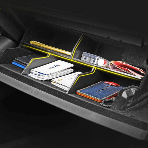 Organisateur de boîte à gants Tesla avec compartiments pour ranger accessoires et documents essentiels.