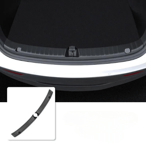 Protection de seuil de coffre pour Tesla Model Y, offrant protection et élégance contre rayures et chocs.