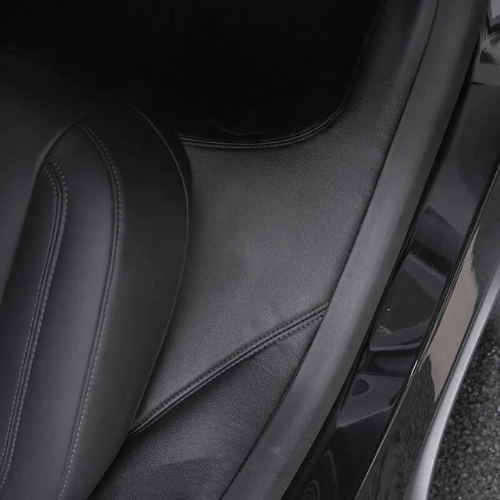 Gros plan sur le siège en cuir noir d'une Tesla Model Y, mettant en évidence la qualité et le design.