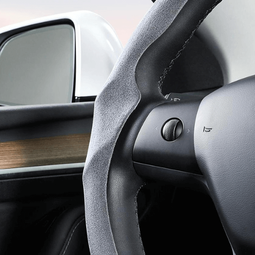 Couvre volant en suédine offrant confort et style dans un intérieur de Tesla.