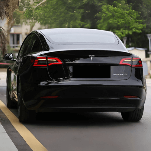 Vue arrière d'une Tesla Model 3 avec feux arrière LED modernes pour une visibilité améliorée.