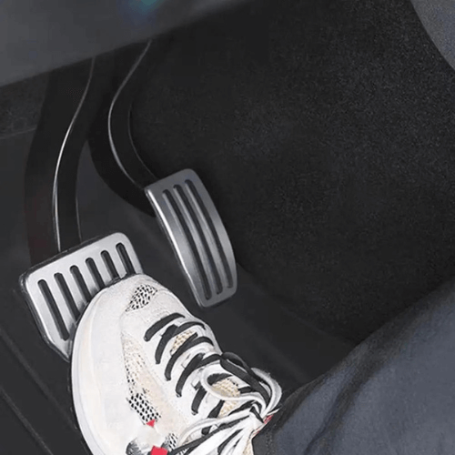 Pédalier aluminium pour Tesla avec adhérence optimale et design élégant, installé dans une voiture.