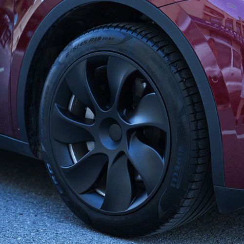 Enjoliveur 19 pouces en finition noire sur un véhicule Tesla, ajoutant une touche d'élégance et de modernité.