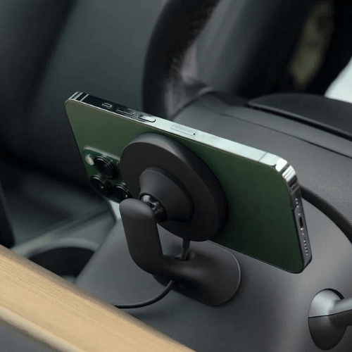 Support de téléphone monté dans une Tesla, tenant un smartphone en toute sécurité et à portée de main.