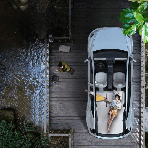 Vue aérienne d'une Tesla Model Y avec tapis de coffre, montrant l'intérieur élégant et fonctionnel du véhicule.