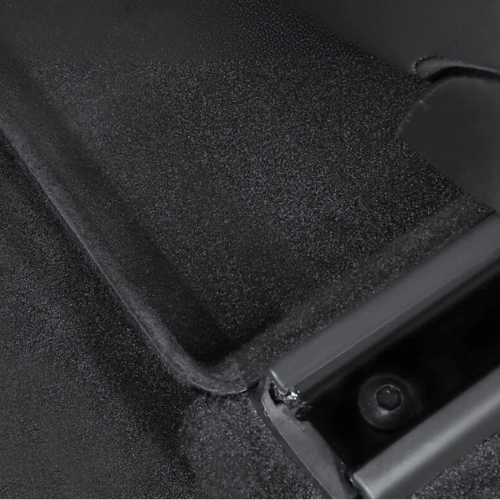 Détail du bac de rangement sous siège Tesla Model Y, fabriqué en matériau durable, pour optimiser l'espace de rangement.