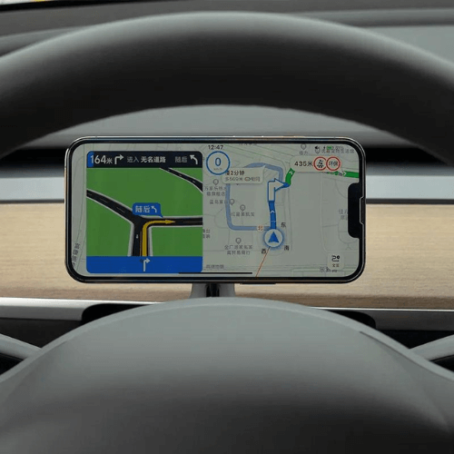 Support de téléphone pour Tesla affichant une carte, garantissant une utilisation sûre et pratique pendant la conduite.