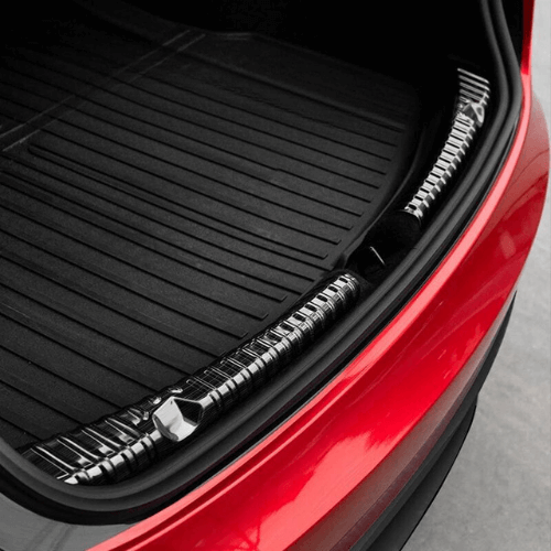 Protection de seuil de coffre pour Tesla Model 3, anti-rayures et design élégant.