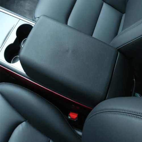 Accoudoir central en TPE noir dans une Tesla, offrant confort et protection intérieure.