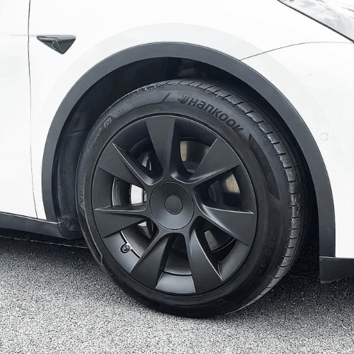 Enjoliveur 19 pouces noir sur un pneu de Tesla, ajoutant une touche d'élégance au véhicule.