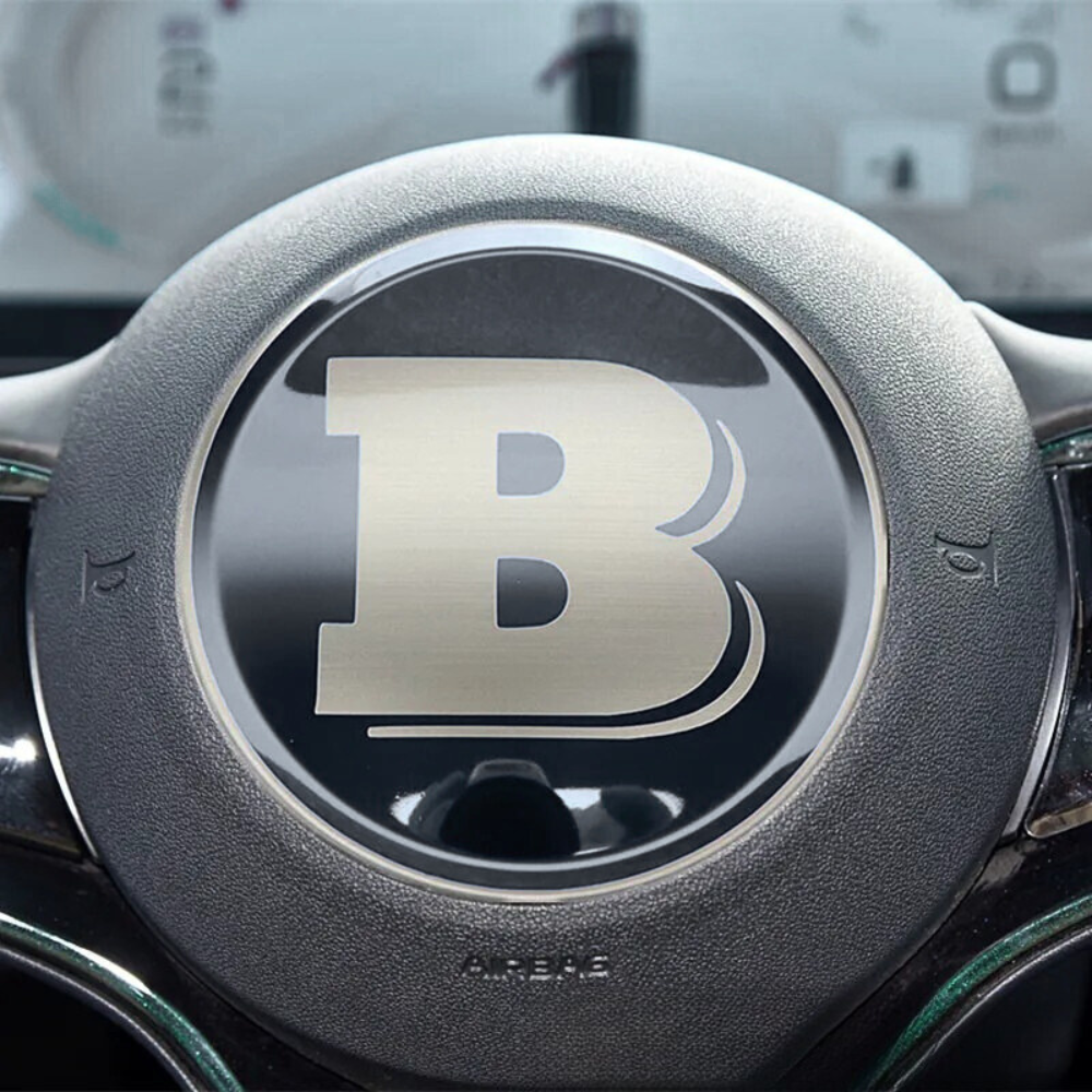 Emblème de volant BYD en inox, ajoutant une touche de luxe au volant de véhicule électrique.