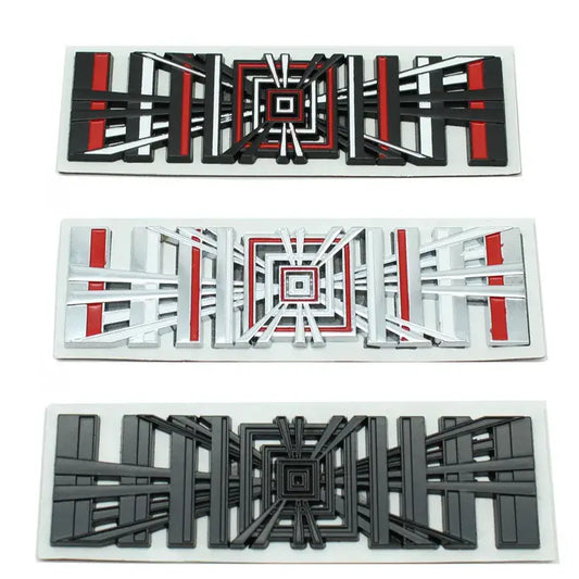 Ensemble de logos Tesla Plaid avec designs modernes en noir, rouge et argent, ajoutant une touche élégante à votre véhicule.