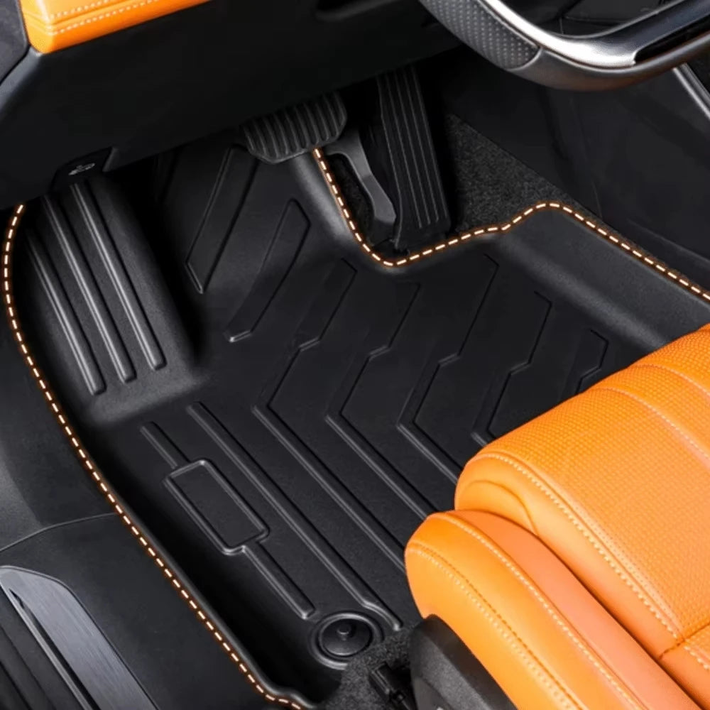 Tapis de sol toutes saisons en TPE pour BYD Seal U, protection efficace et design élégant avec des bords orange.