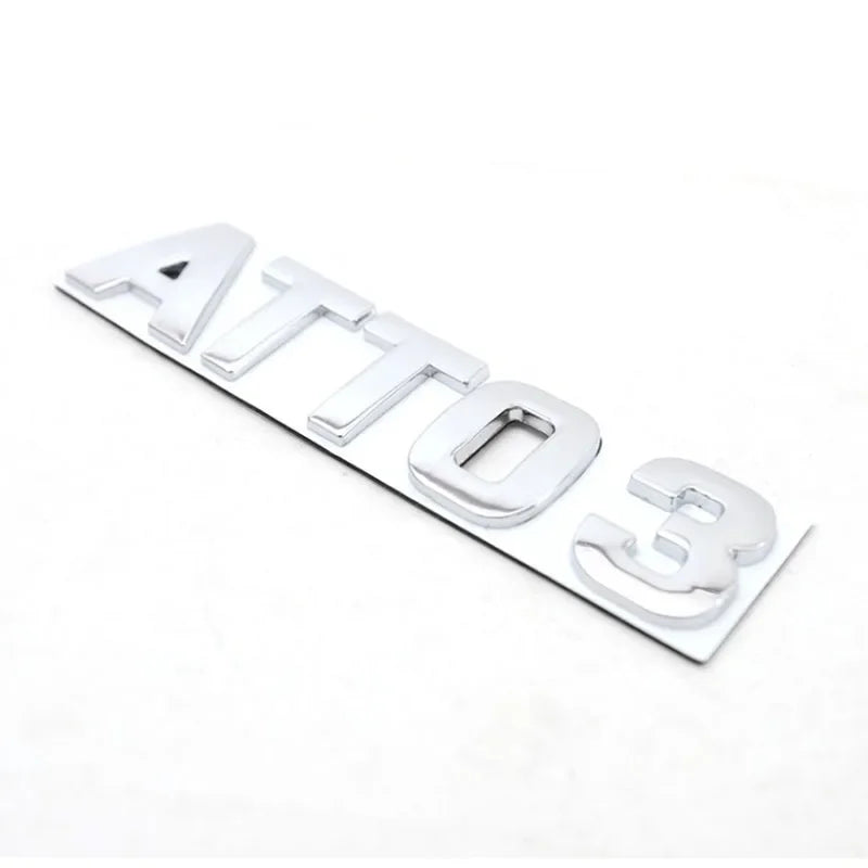 Emblème ATTO 3 en métal pour véhicules BYD, ajoutant une touche personnalisée au design.