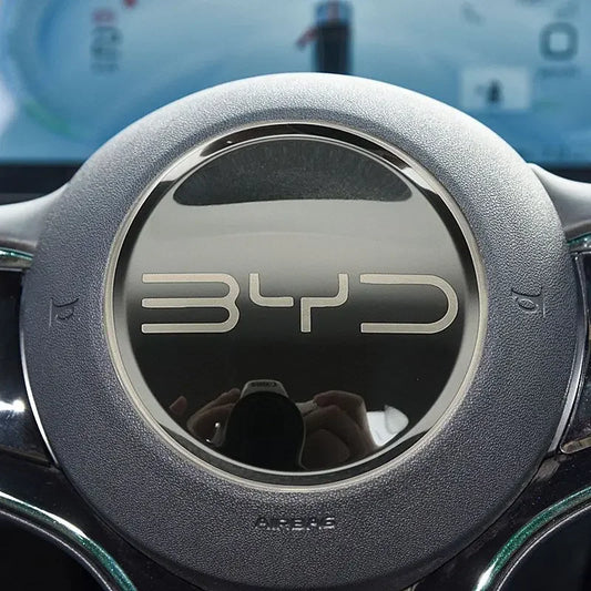 Emblème de volant BYD en finition inox, ajoutant une touche haut de gamme à votre véhicule électrique.