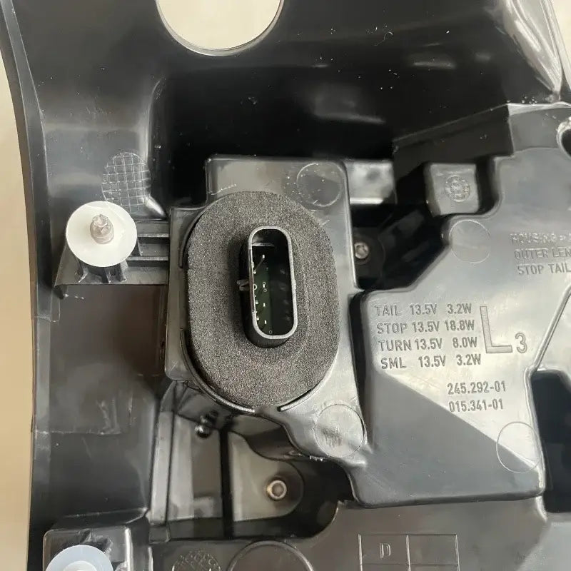 Détail de la connectique sur les feux LED arrière style OEM pour Tesla, montrant les spécifications électriques.