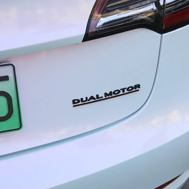 Logo Dual Motor sur un véhicule Tesla, ajoutant élégance et sophistication à votre voiture électrique.