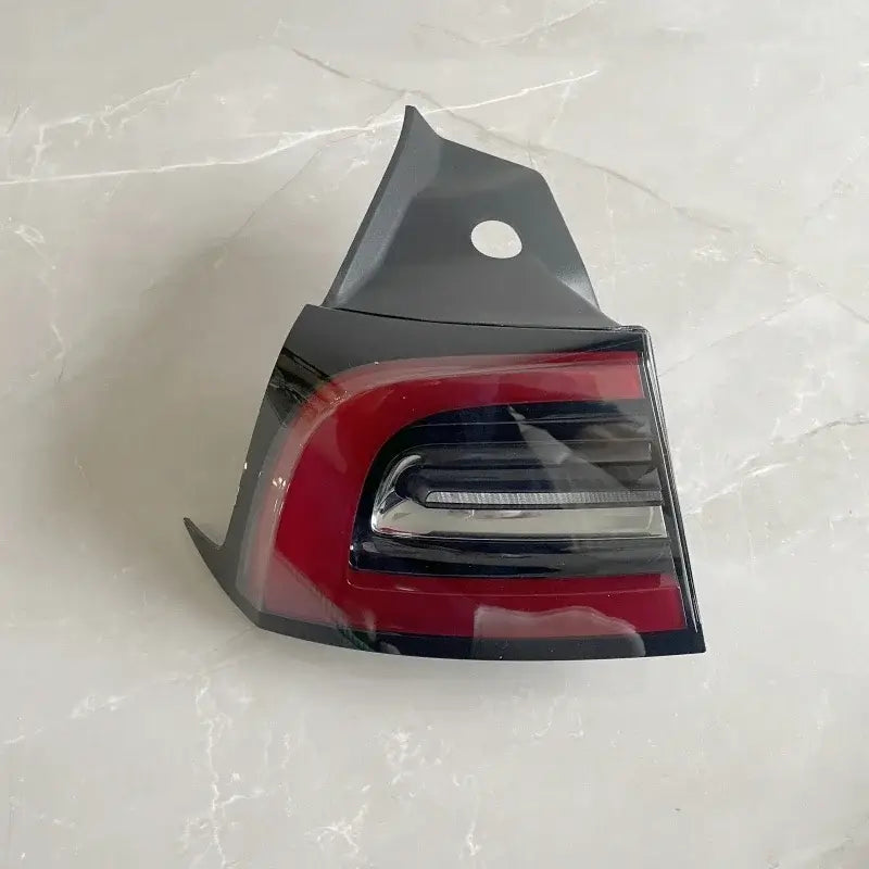 Feu LED arrière style OEM pour Tesla, conçu pour une apparence authentique et une qualité de fabrication exceptionnelle.