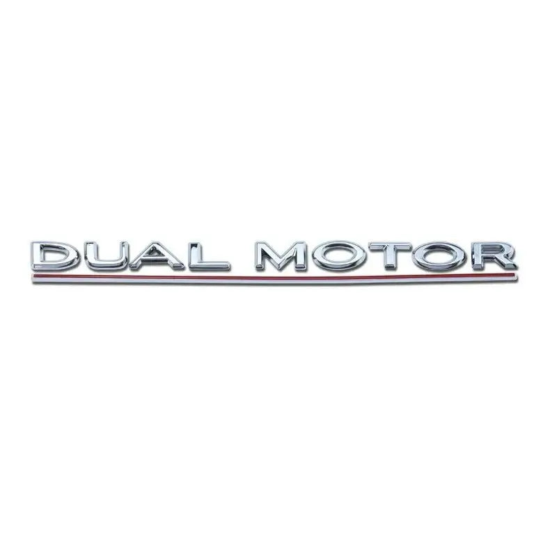 Logo en chrome 'DUAL MOTOR' pour véhicules Tesla, ajoutant élégance et sophistication.