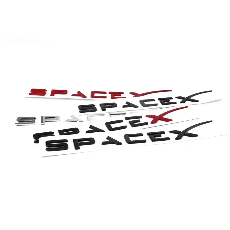 Logos Space X en plusieurs couleurs pour personnaliser votre véhicule électrique Tesla, designs futuristes et élégants.