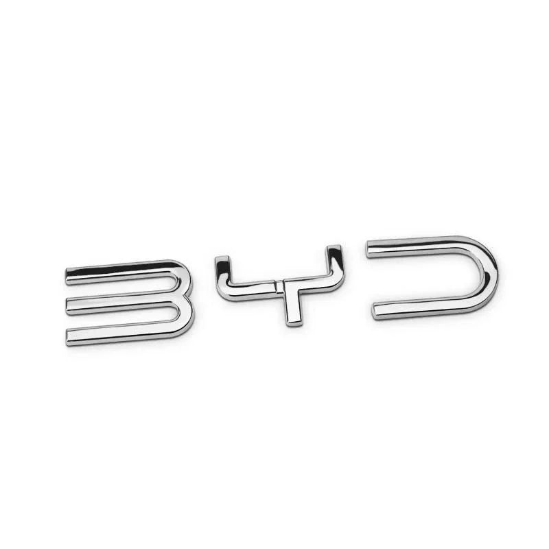 Emblèmes métalliques chromés BYD pour véhicules électriques, représentants de la marque BYD.