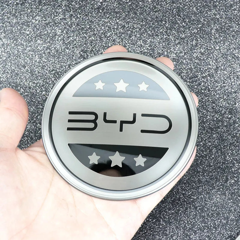 Emblème de volant BYD en finition inox, ajoutant style et personnalisation aux modèles BYD.