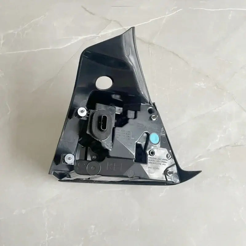 Feu arrière LED OEM pour Tesla, vue de l'intérieur du boîtier, conçu pour performance et durabilité.