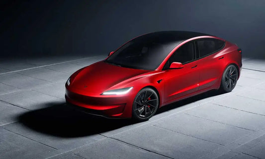 Nouvelle Tesla Model 3 Performance rouge avec design avant-gardiste et performances électriques, vue de côté sur fond sombre.