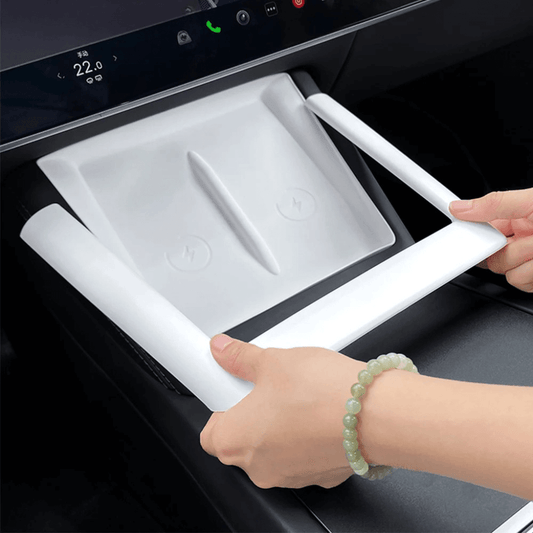 Covering console centrale for Tesla Model Y Juniper 2025, providing protection and style for the central charging area.