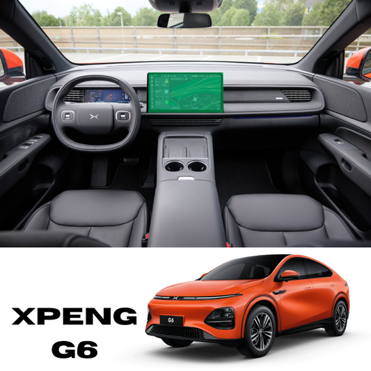 Intérieur du Xpeng G6 avec écran multimédia et tableau de bord moderne. Design élégant et technologie avancée.