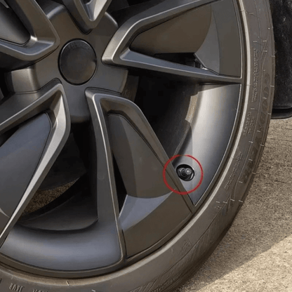 Détail d'un enjoliveur 19 pouces pour Tesla Model Y Juniper 2025 montrant la jante et la vis de fixation.