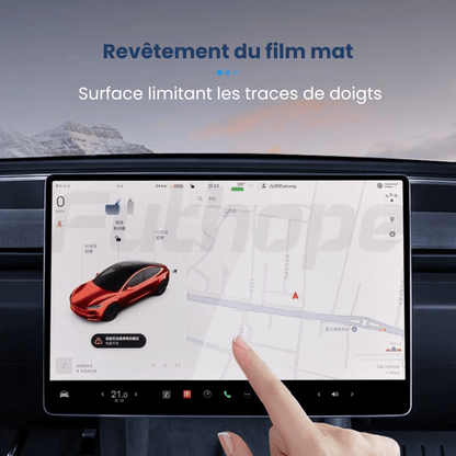 Écran tactile de Tesla avec film mat limitant les traces de doigts pour une meilleure visibilité.
