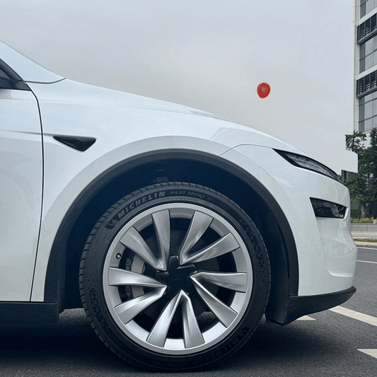 Enjoliveur 20 pouces pour Tesla Model Y, vue latérale avec jante élégante, berline blanche sur route urbaine.