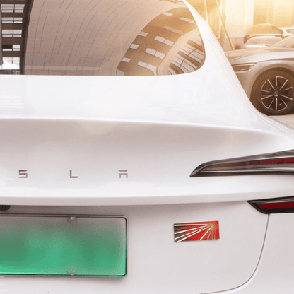 Emblème Tesla Launch Edition sticker on rear of a Tesla Model 3, adding stylish customization.