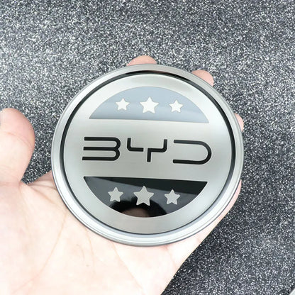 Emblème de volant BYD en finition inox, ajoutant style et personnalisation aux modèles BYD.