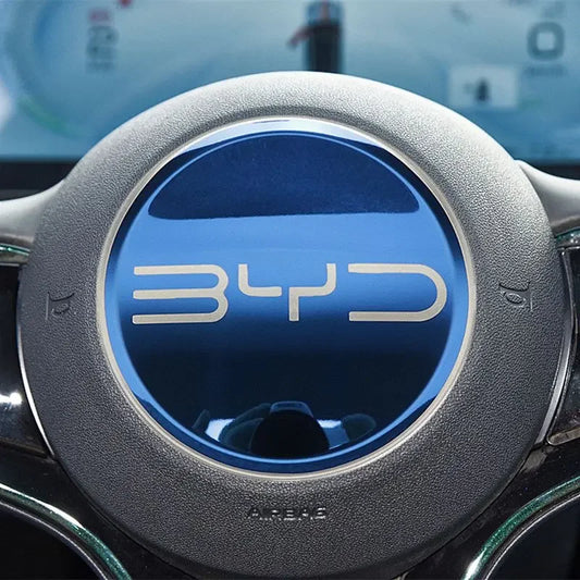 Emblème de volant BYD en finition inox pour une touche haut de gamme dans le véhicule électrique.