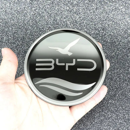 Emblème de volant BYD en inox, élégant et moderne, parfait pour personnaliser votre véhicule électrique.